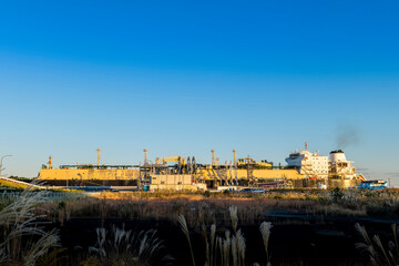 LPGタンカーが清水港でアンローディングアームを使って荷揚げする風景