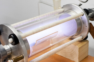 device heating matter gas under plasma condition forming a luminous plasma