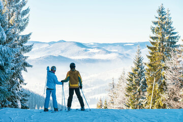 Happy couple on the ski resort. - 550576530