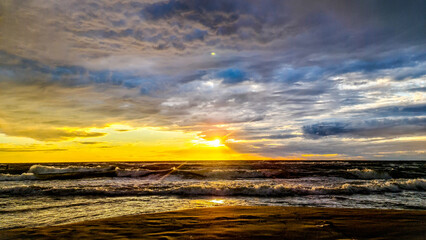 Majestatyczny zachód słońca nad morzem Bałtyckim