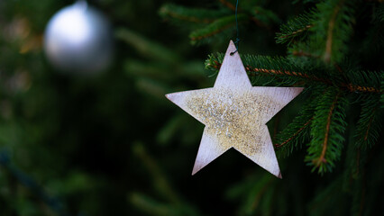 Obraz premium Christmas star on a Christmas tree
