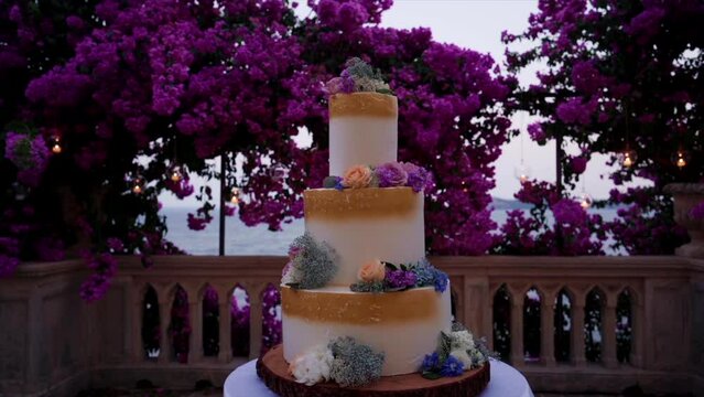 Isola del Garda, wedding arch with a beautiful view on the lake
