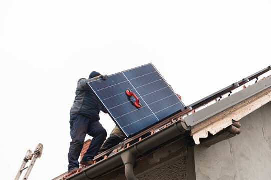 Montage eines Photovoltaikanlage auf einem Steildach durch einen Monteur