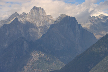 Westliche Bernina-Alpen im Licht; Blick vom Seeufer in Colico auf die Gruppe um den  Sasso Manduino...