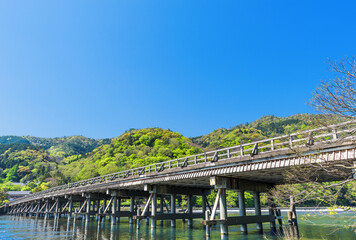 新緑の嵐山　渡月橋と保津川の流れ