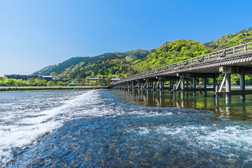 新緑の嵐山　渡月橋と保津川の流れ