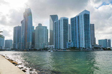 Naklejka premium Views of sunlight over the tower crane outside the high-rise buildings at the bay in Miami, Florida