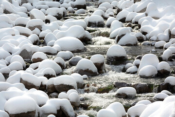 Obraz premium Winter landscape with snow covered stones