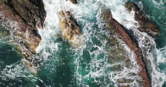 Formaciones rocosas en el mar