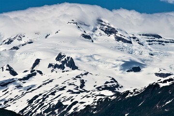 Fototapeta na wymiar Vergletscherter Berg an der Küste von Alaska