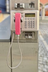 Öffentlicher Fernsprecher in einer Fußgängerzone