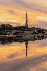 Fototapeta na wymiar Couché de soleil à Paris avec la tour Eiffel