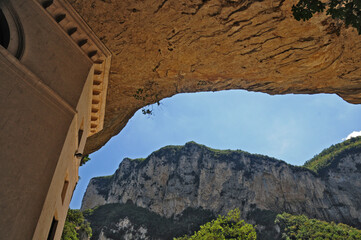 La gola di Frasassi - il tempio di Valadier, Marche