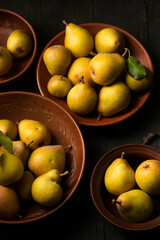 Naklejka na ściany i meble juicy pears in ceramic bowls on a dark background