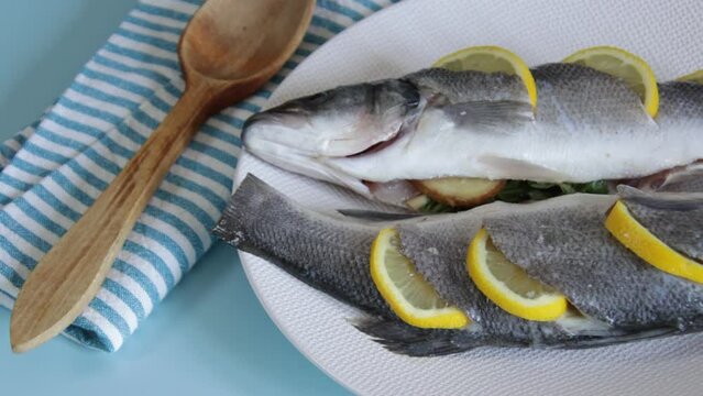 bar cru entier pr&eacute;par&eacute; avec du citron, gingembre et persil 