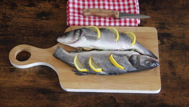 bar cru entier pr&eacute;par&eacute; avec du citron, gingembre et persil 