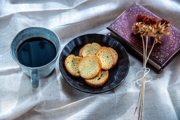 テーブルの上のラスク
