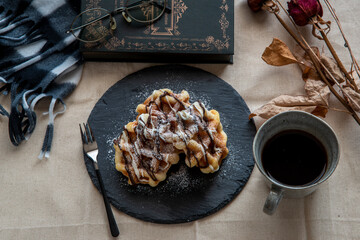 スレートプレートに乗ったワッフル
