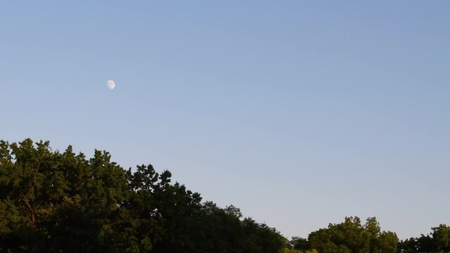 Atardecer con luna en el cielo