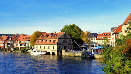 Obraz premium schöner Panoramablick von oben auf Regnitz mit altem Kran in Bamberg mit Universität unter blauem Himmel