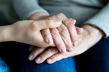 Photo sur Plexiglas Vielles portes Young hand holding old hands of a woman