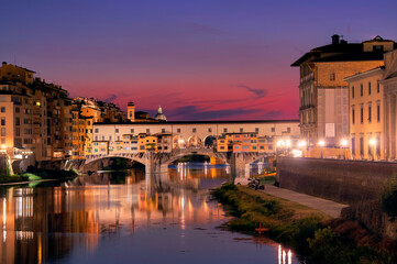 Veduta al tramonto del Ponte Vecchio di Firenze