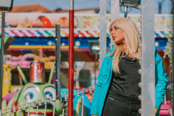 Obraz na płótnie Canvas urban style girl in the amusement park