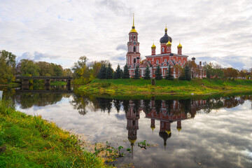Fototapeta premium Cathedral of the Resurrection of Christ with belfry on the river Polist in the ancient Russian city of Staraya Russa
