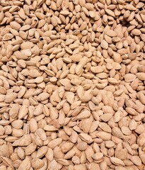 Fondo con detalle y textura de multitud de almendras tostadas con tonos marron suave