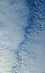 Fondo natural con detalle de conjunto de nubes con grieta y cielo de color azul intenso