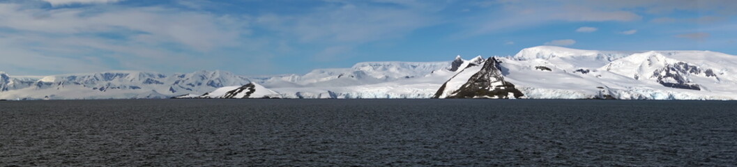 Obraz premium Panorama of snow covered mountains at Portal Point, Antarctica