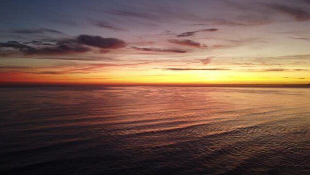 Drone vuela sobre el mar Mediterr&aacute;neo la playa de Xeraco (Valencia-Espa&ntilde;a) al amanecer. 