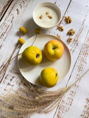 Frühstück mit Joghurt, Quitte, Wallnüsse Kerner, 