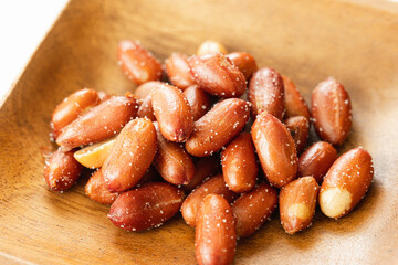 木の器に入った皮つきバターピーナッツ