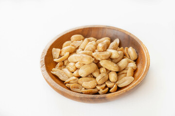 木の器に入ったバターピーナッツ