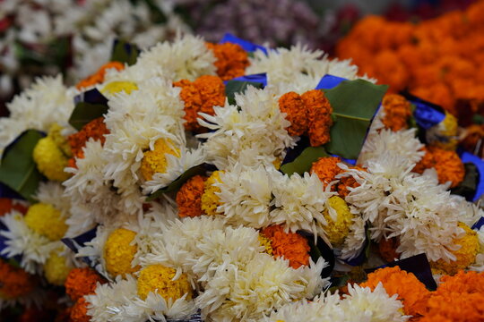 Image of mala Indian worship item made by flowers