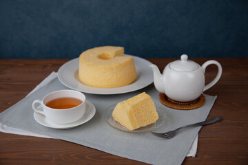 シフォンケーキと紅茶 セット 木のテーブル