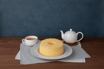 シフォンケーキと紅茶 セット 木のテーブル - 550685150