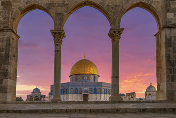 Fototapeta premium Jerusalem, Israel - December 1, 2022. The dome of rock on temple mount, Jerusalem, Israel. It is an Islamic shrine located in the Old City of Jerusalem.
