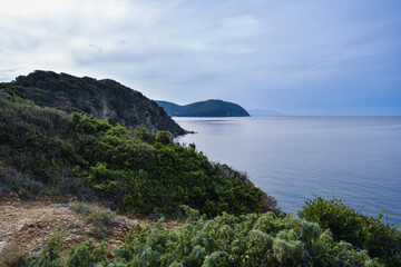 Fototapeta premium Toskanische Küste im Herbst bei Baratti
