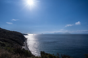 Toskanische Küste im Herbst bei Piombino mit Isola del Elba im Hintergrund