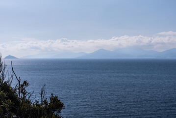 Toskanische Küste im Herbst bei Piombino mit Isola del Elba im Hintergrund