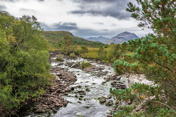 Fototapeta na wymiar River A´Ghairbhr in den schottischen Highlands