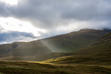 Wolkenstimmung bei Glen Moriston in den schottischen Highlands