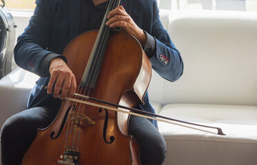 Músico masculino tocando el violonchelo