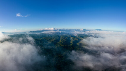 Montañas entre nubes, Panorámica