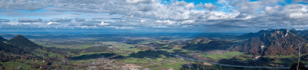 Panoramablick ins Chiemgau beim Inntal