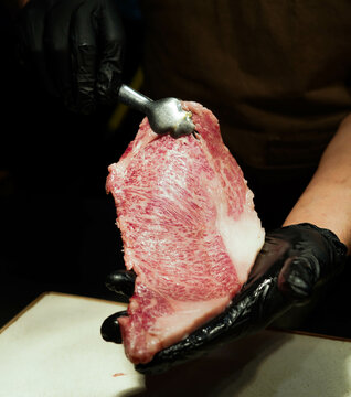 Un corte de ternera de la raza wagyu procedente de la ciudad de Kobe en una parrillada argentina