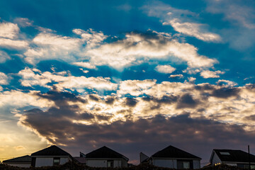 雲と空のコントラストが綺麗な横浜郊外の夕日