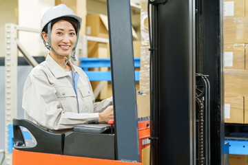 フォークリフトを運転する女性作業員のポートレート © taka